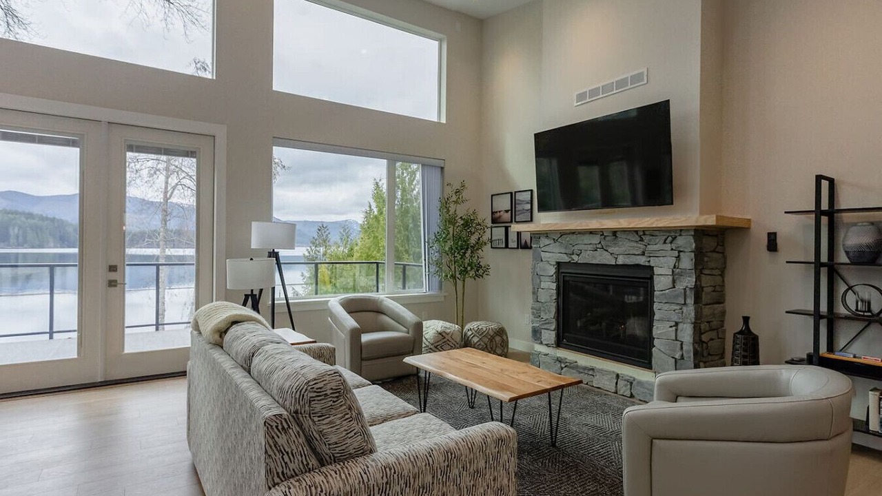 Photo of Livingroom in Youbou