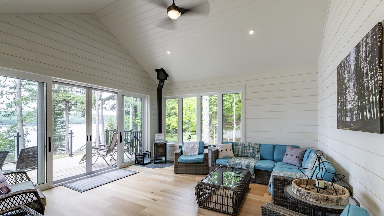 Photo of Livingroom in Lake of Bays