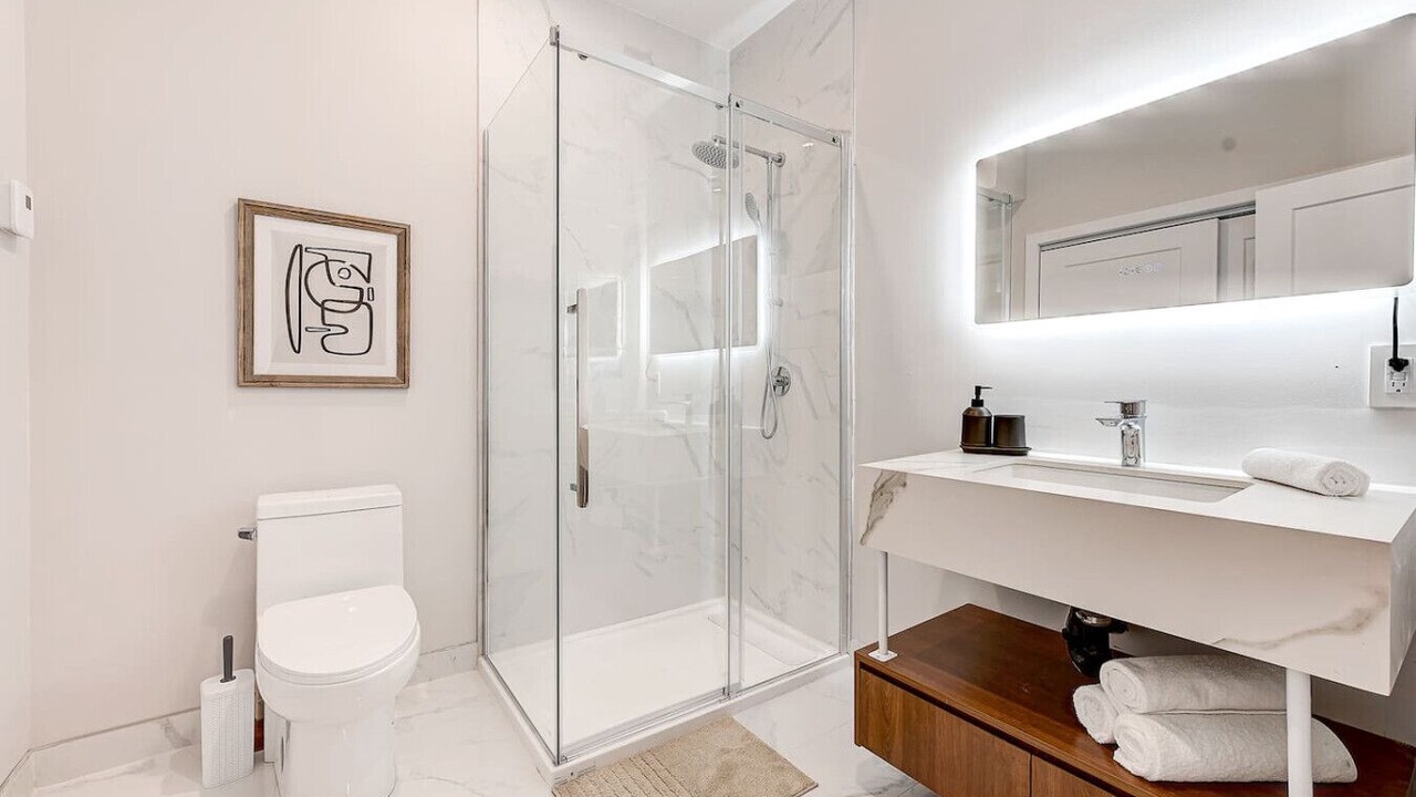 Photo of Bathroom in La Petite-Patrie