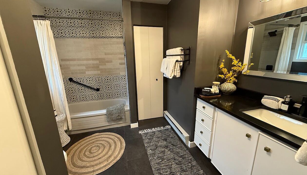 Photo of Bathroom in Saanich East