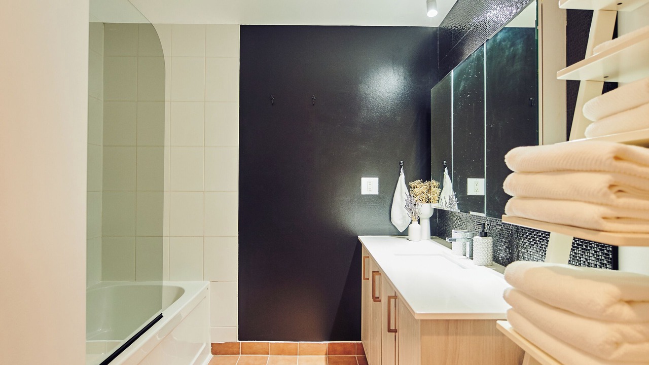 Photo of Bathroom in La Petite-Patrie