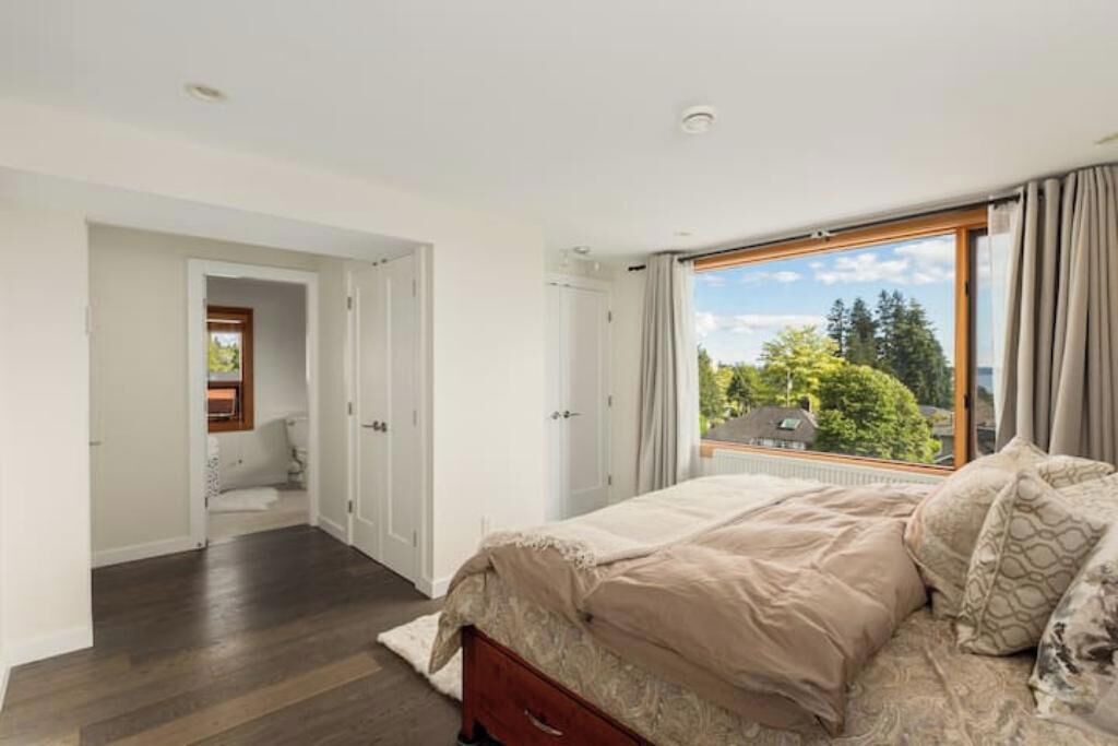 Photo of Bedroom in Dundarave