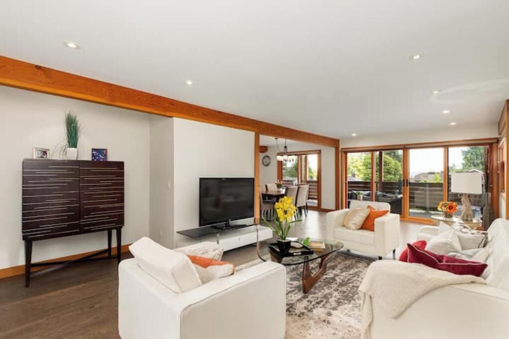 Photo of Livingroom in Dundarave