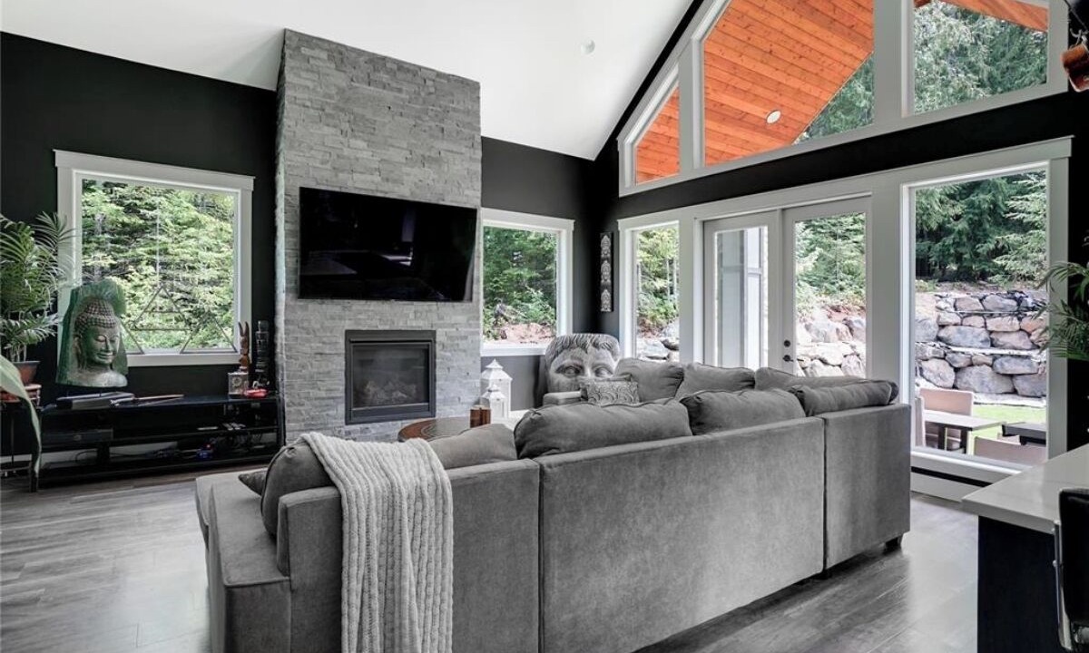 Photo of Livingroom in Shawnigan Lake