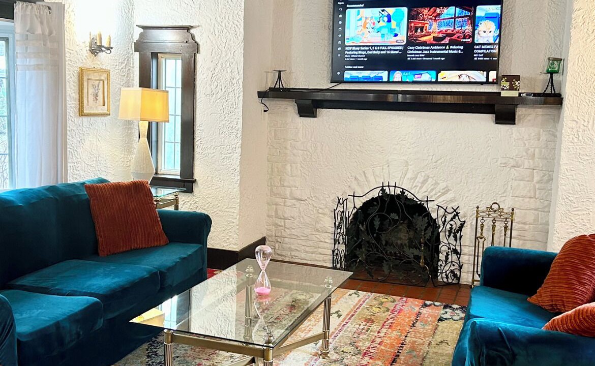 Photo of Livingroom in Lawrence Park South