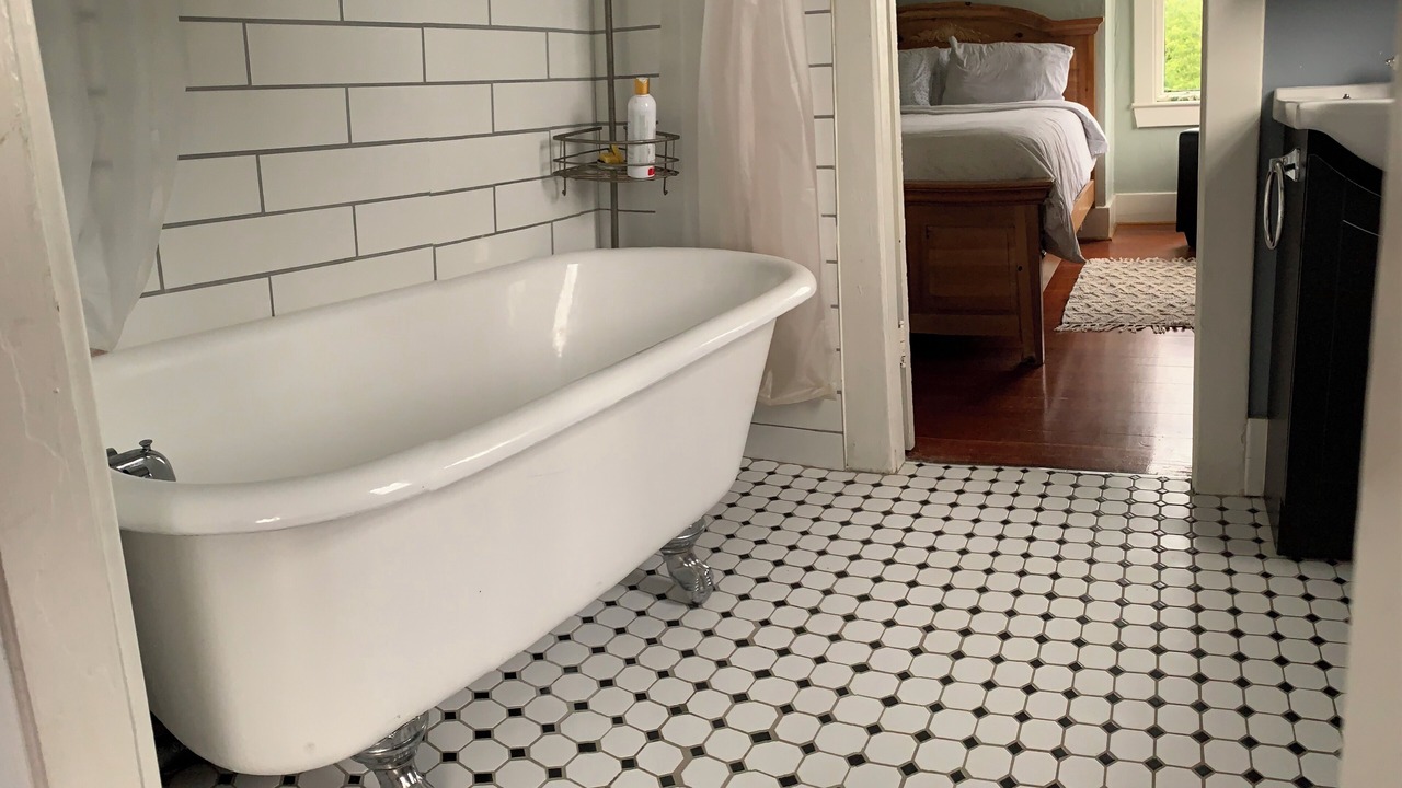 Photo of Bathroom in Central Lonsdale