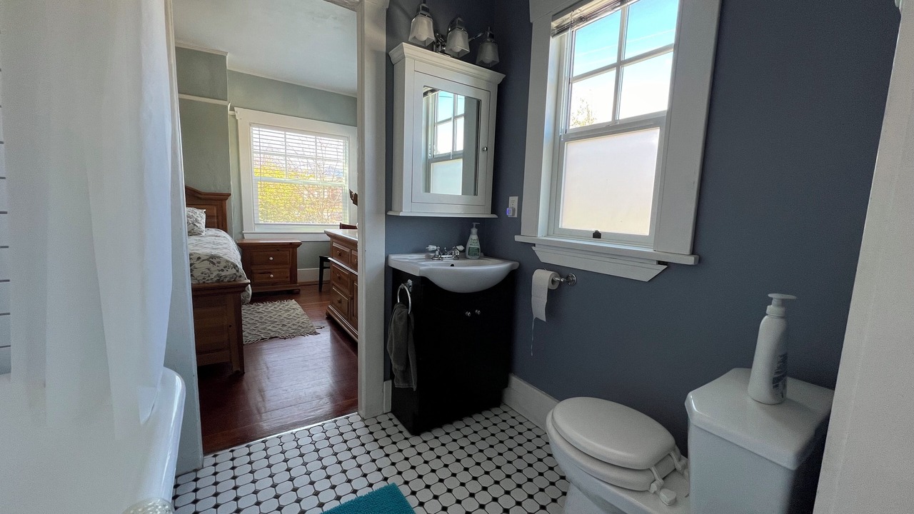 Photo of Bathroom in Central Lonsdale