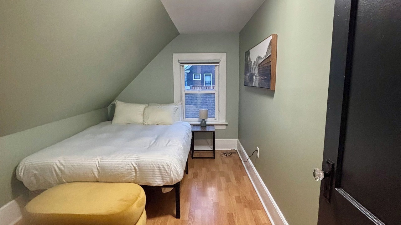 Photo of Bedroom in Queens Square