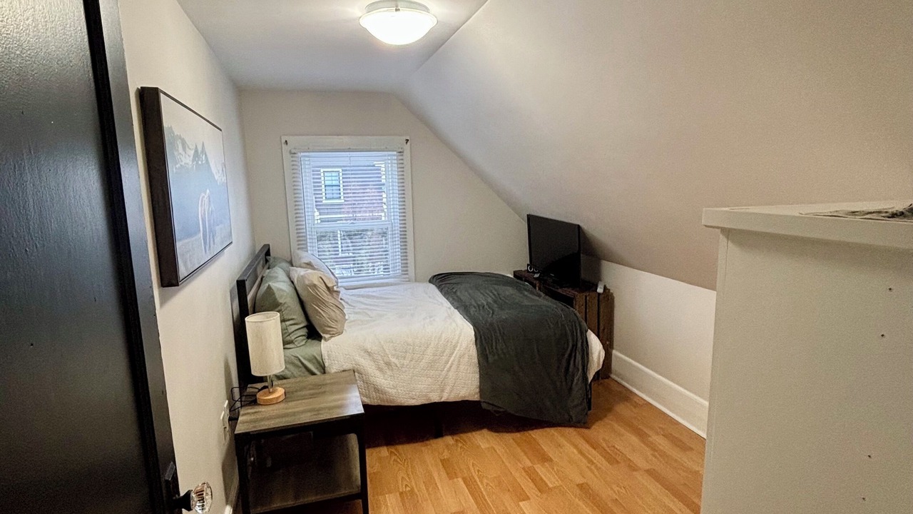 Photo of Bedroom in Queens Square