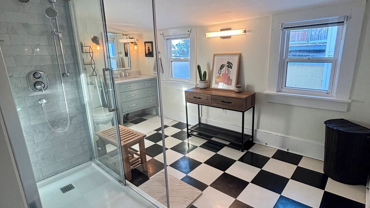 Photo of Bathroom in Queens Square