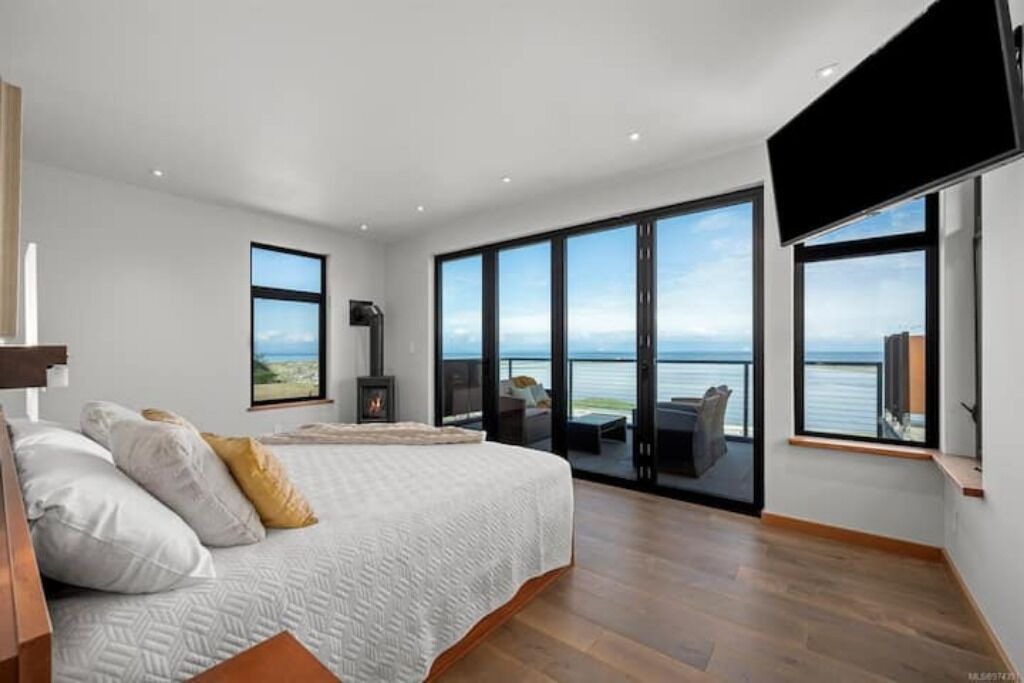 Photo of Bedroom in Saratoga Beach