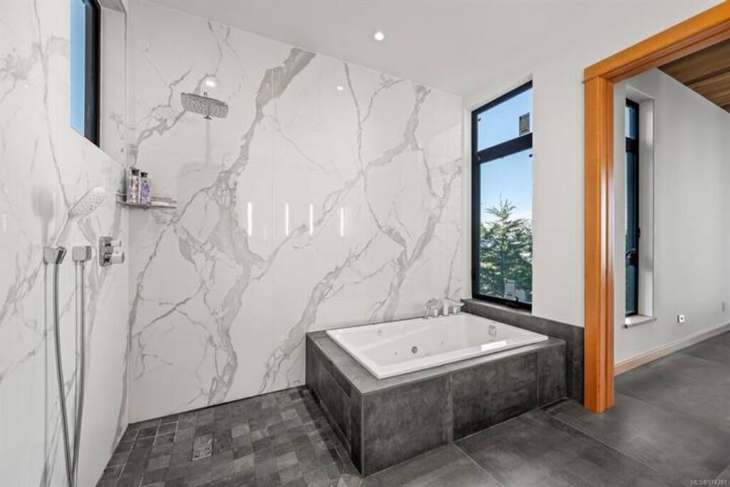 Photo of Bathroom in Saratoga Beach