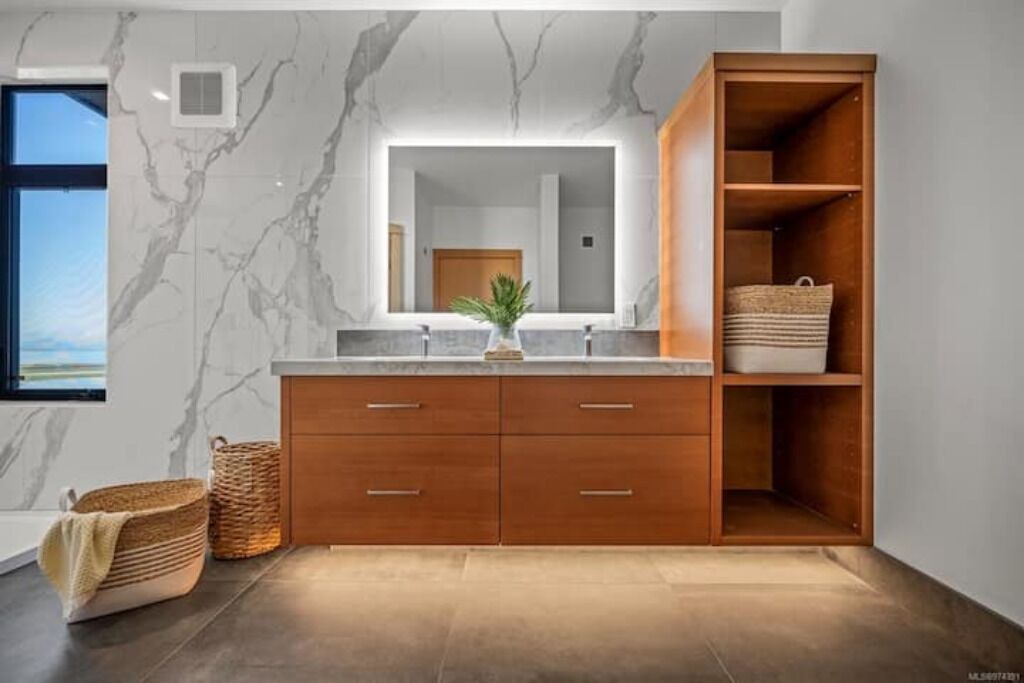 Photo of Bathroom in Saratoga Beach