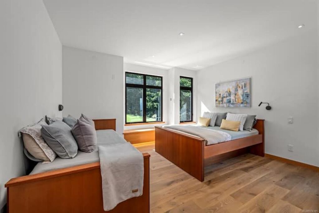 Photo of Bedroom in Saratoga Beach