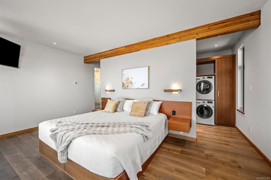 Photo of Bedroom in Saratoga Beach