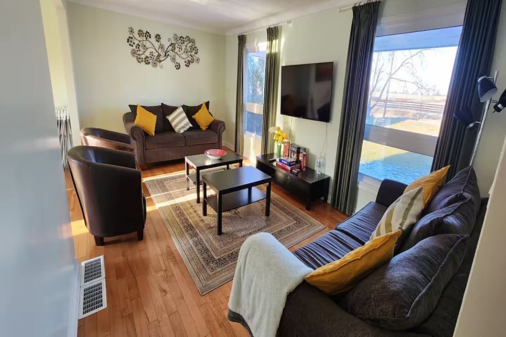 Photo of Livingroom in Halton Regional Municipality