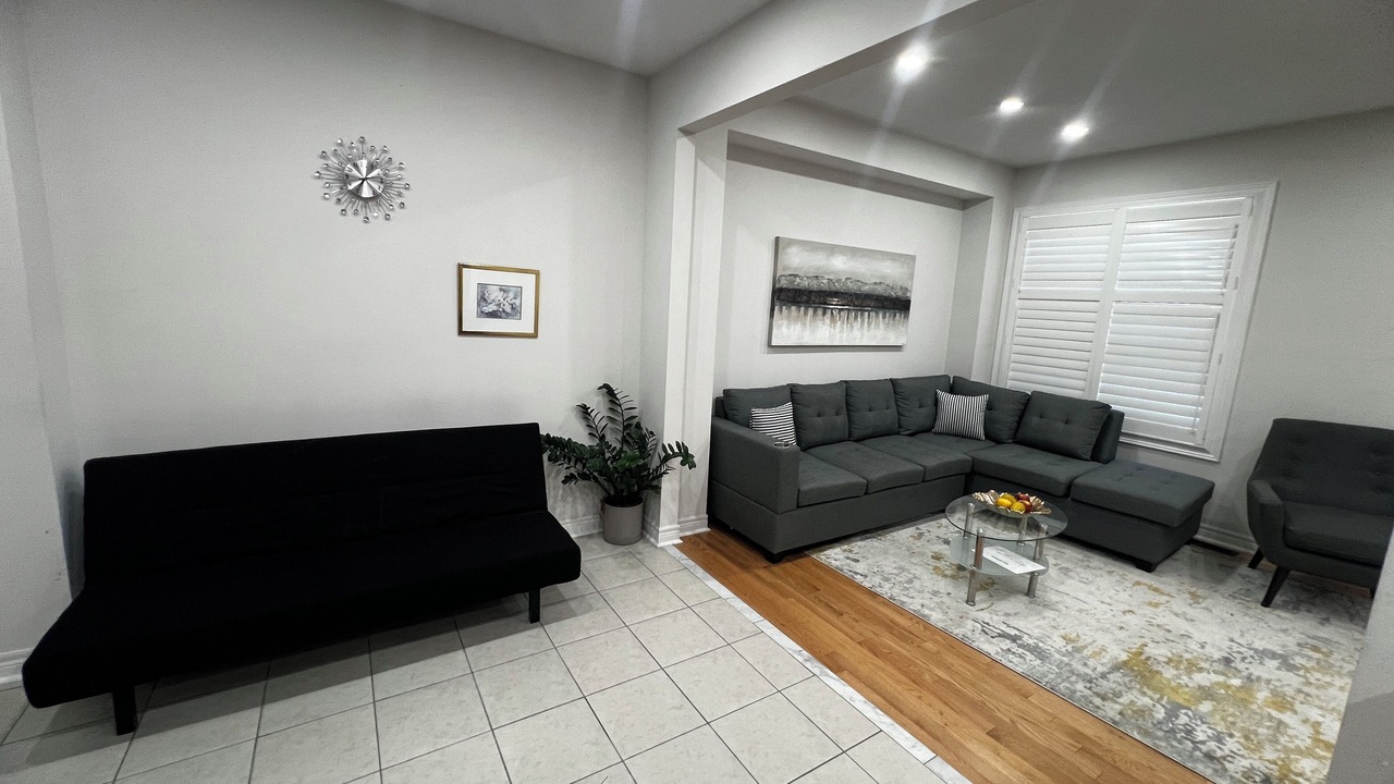 Photo of Livingroom in Halton Regional Municipality