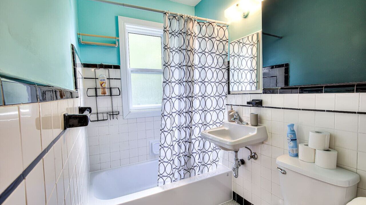 Photo of Bathroom in Longue-Pointe