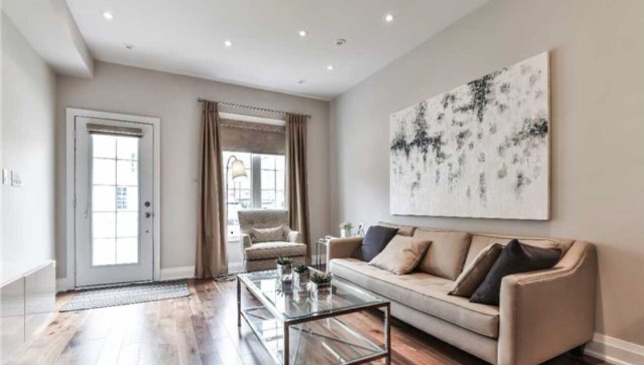 Photo of Livingroom in Lawrence Park