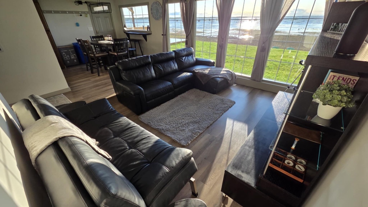 Photo of Livingroom in Alberta Beach