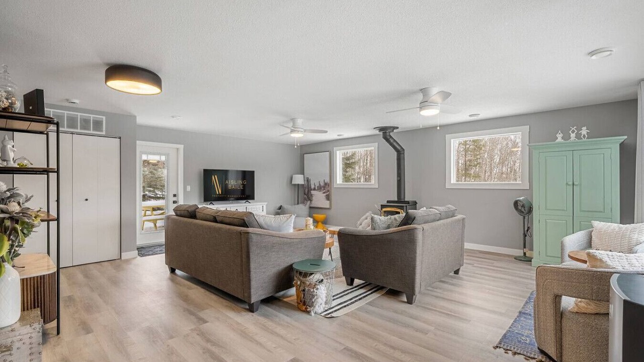 Photo of Livingroom in Parkland Beach