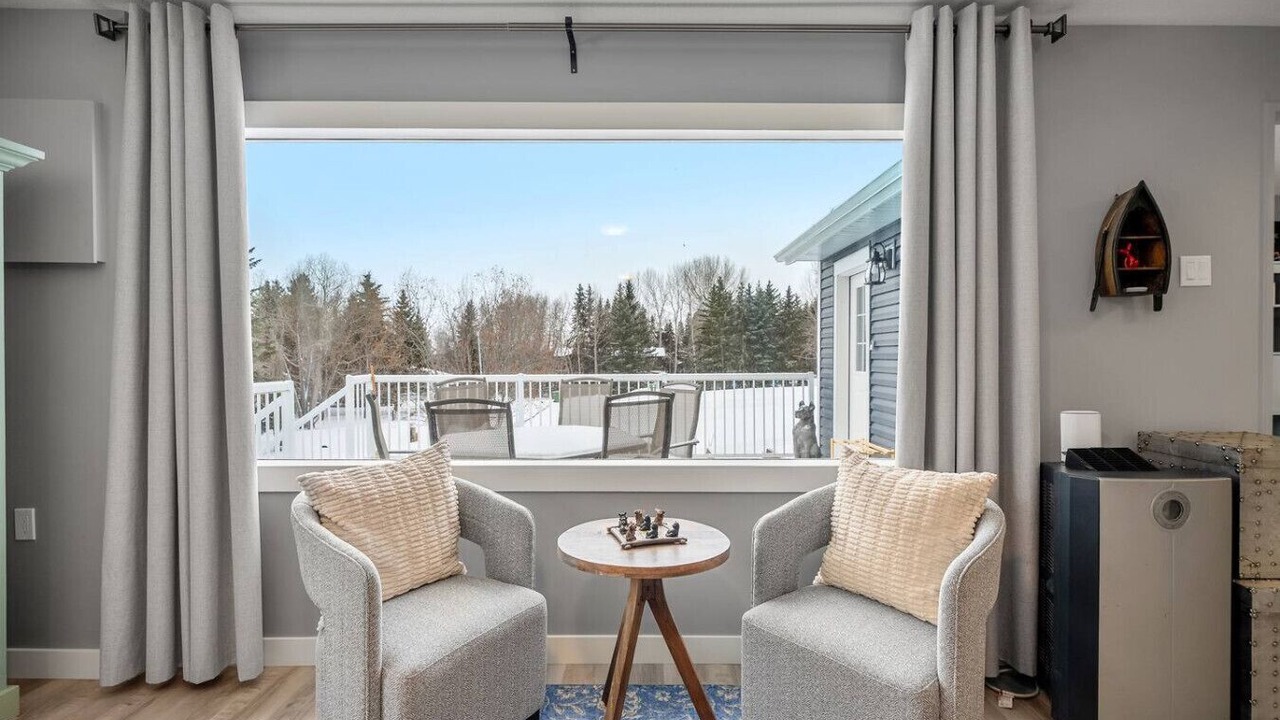 Photo of Livingroom in Parkland Beach