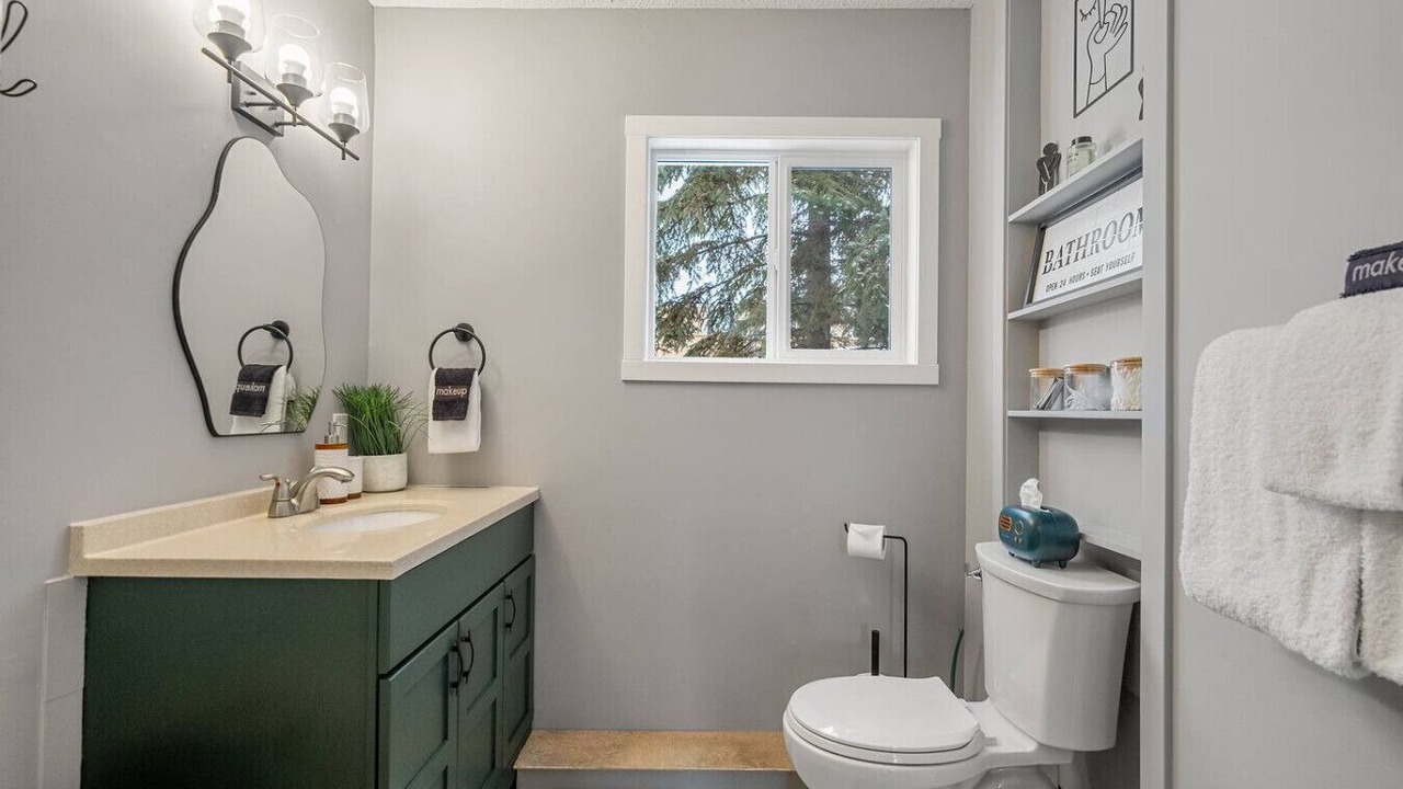 Photo of Bathroom in Parkland Beach