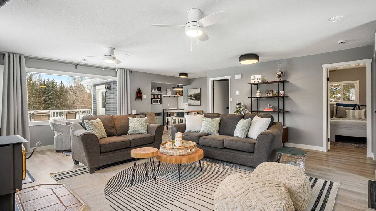 Photo of Livingroom in Parkland Beach