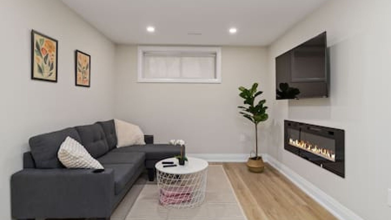 Photo of Livingroom in Clarkson-Lorne Park