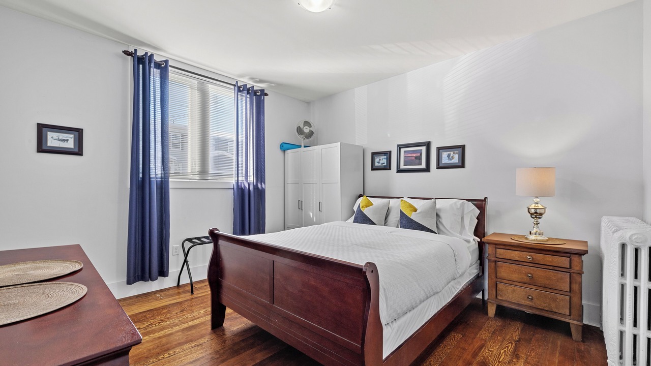 Photo of Bedroom in Queens Square