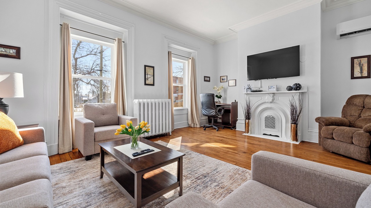 Photo of Livingroom in Queens Square