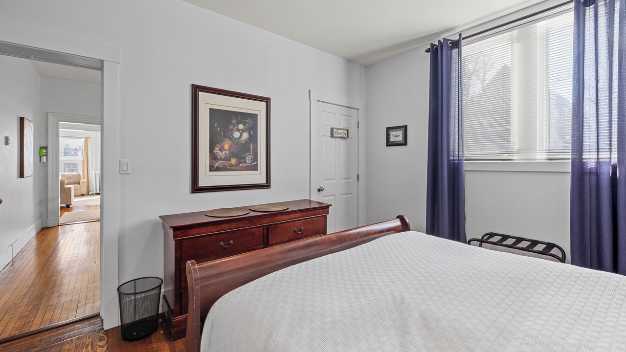 Photo of Bedroom in Queens Square
