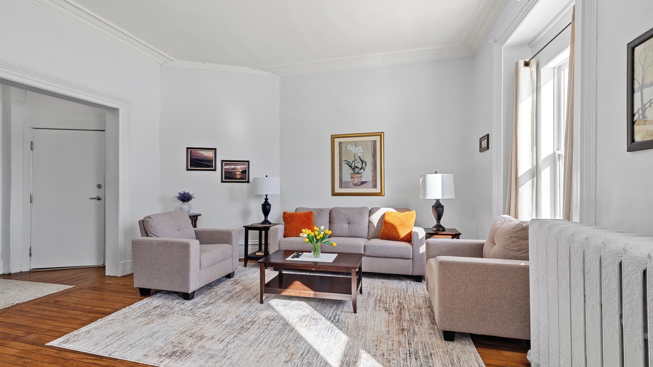 Photo of Livingroom in Queens Square