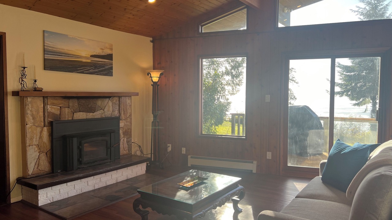 Photo of Livingroom in Juan de Fuca Electoral Area