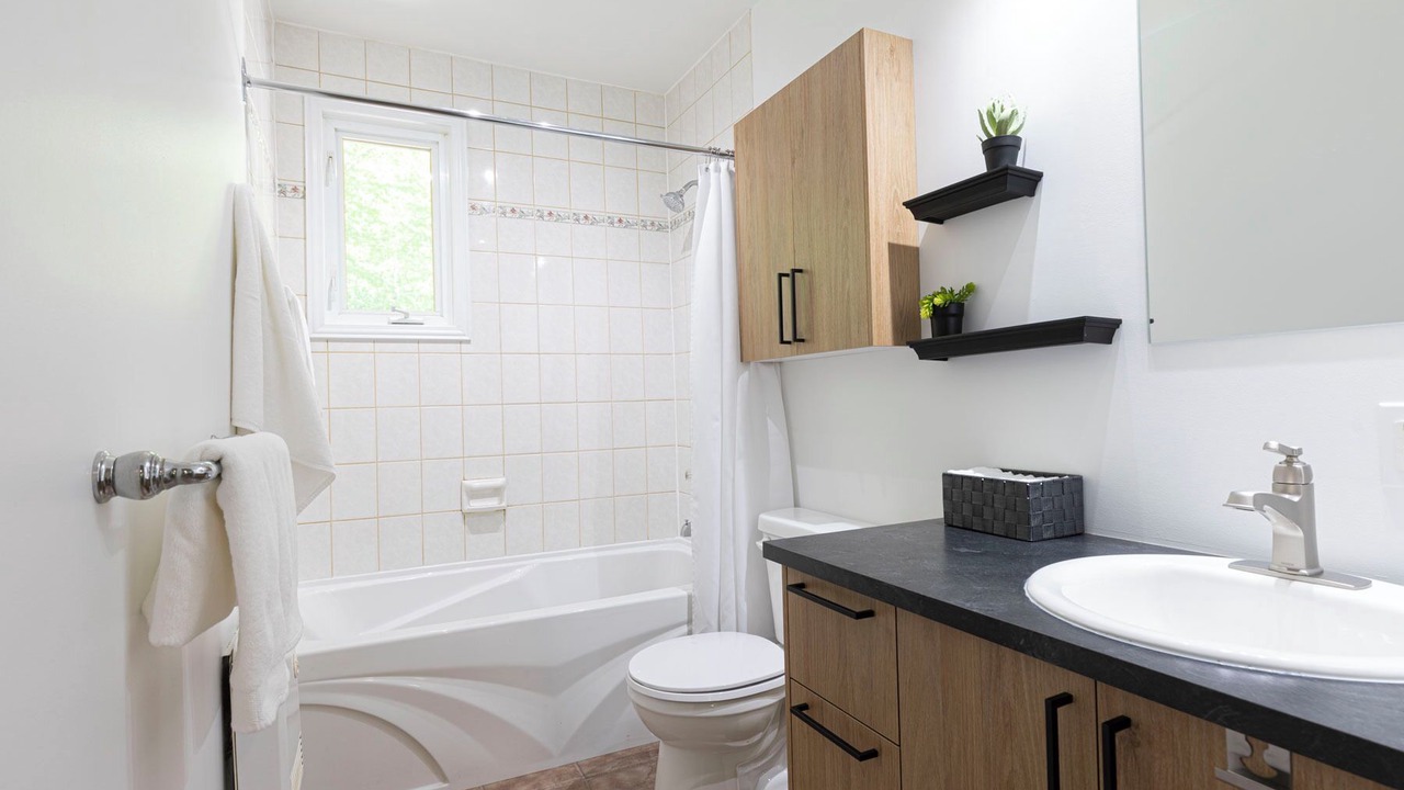 Photo of Bathroom in Saint-Pierre-de-l'lle-d'Orleans