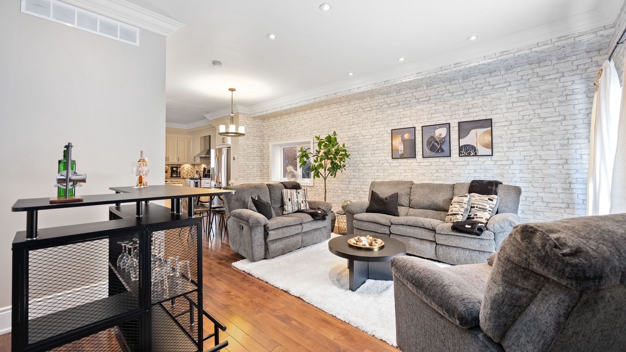 Photo of Livingroom in Broadview North