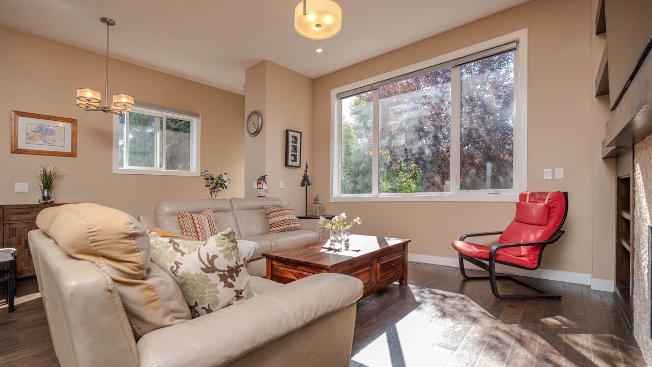Photo of Livingroom in Banff Trail