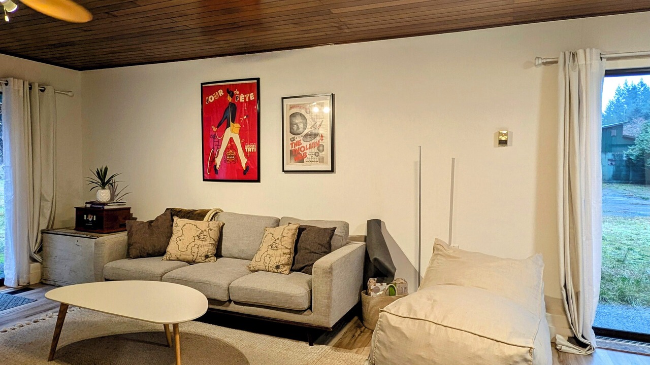Photo of Livingroom in Courtenay