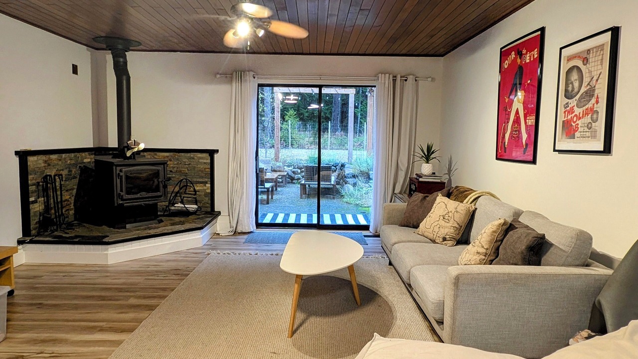 Photo of Livingroom in Courtenay