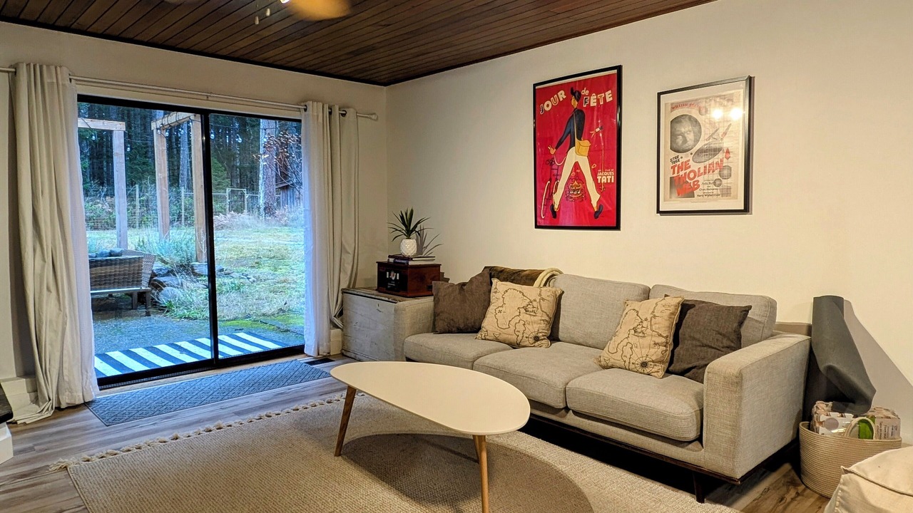 Photo of Livingroom in Courtenay