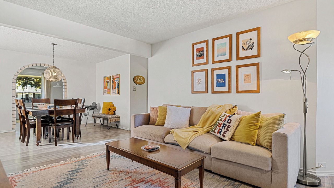 Photo of Livingroom in Forest Lawn