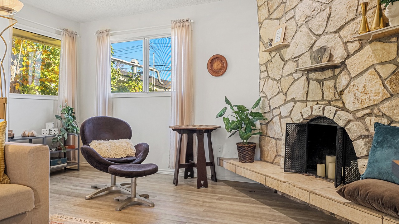 Photo of Livingroom in Forest Lawn