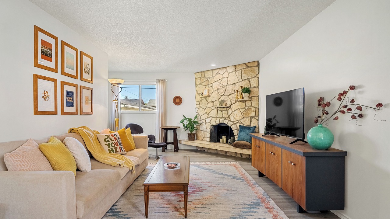 Photo of Livingroom in Forest Lawn