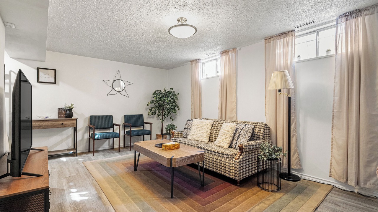 Photo of Livingroom in Forest Lawn
