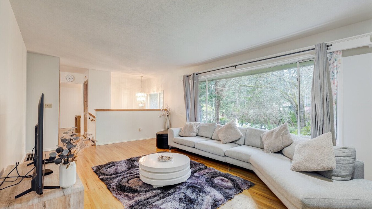 Photo of Livingroom in Cordova Bay