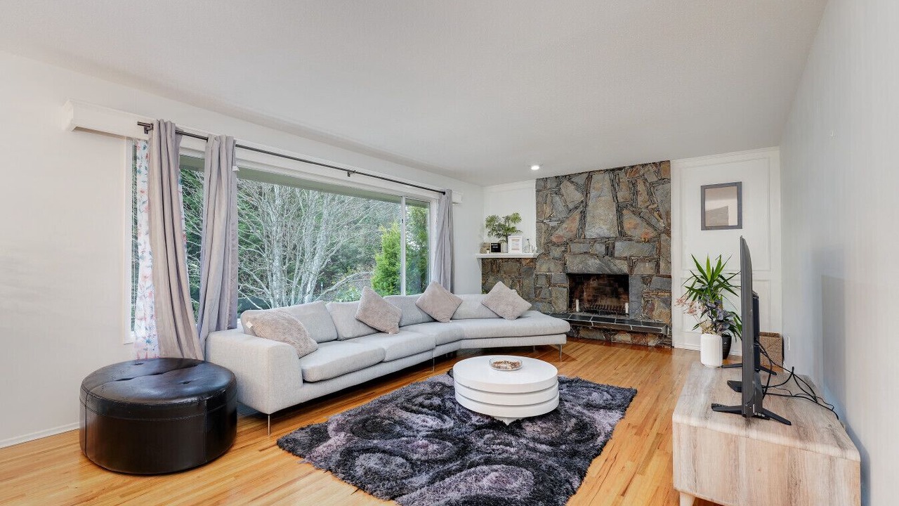Photo of Livingroom in Cordova Bay