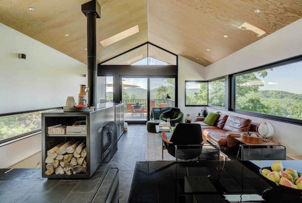 Photo of Livingroom in Bolton-Est
