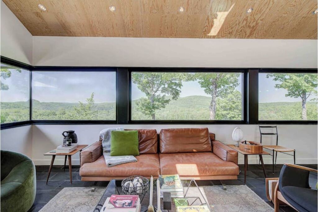 Photo of Livingroom in Bolton-Est