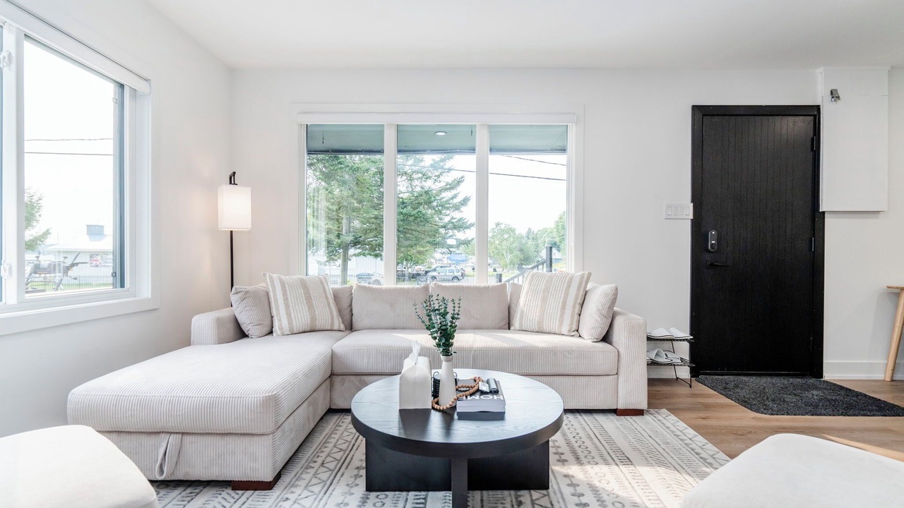 Photo of Livingroom in Victoria Harbour