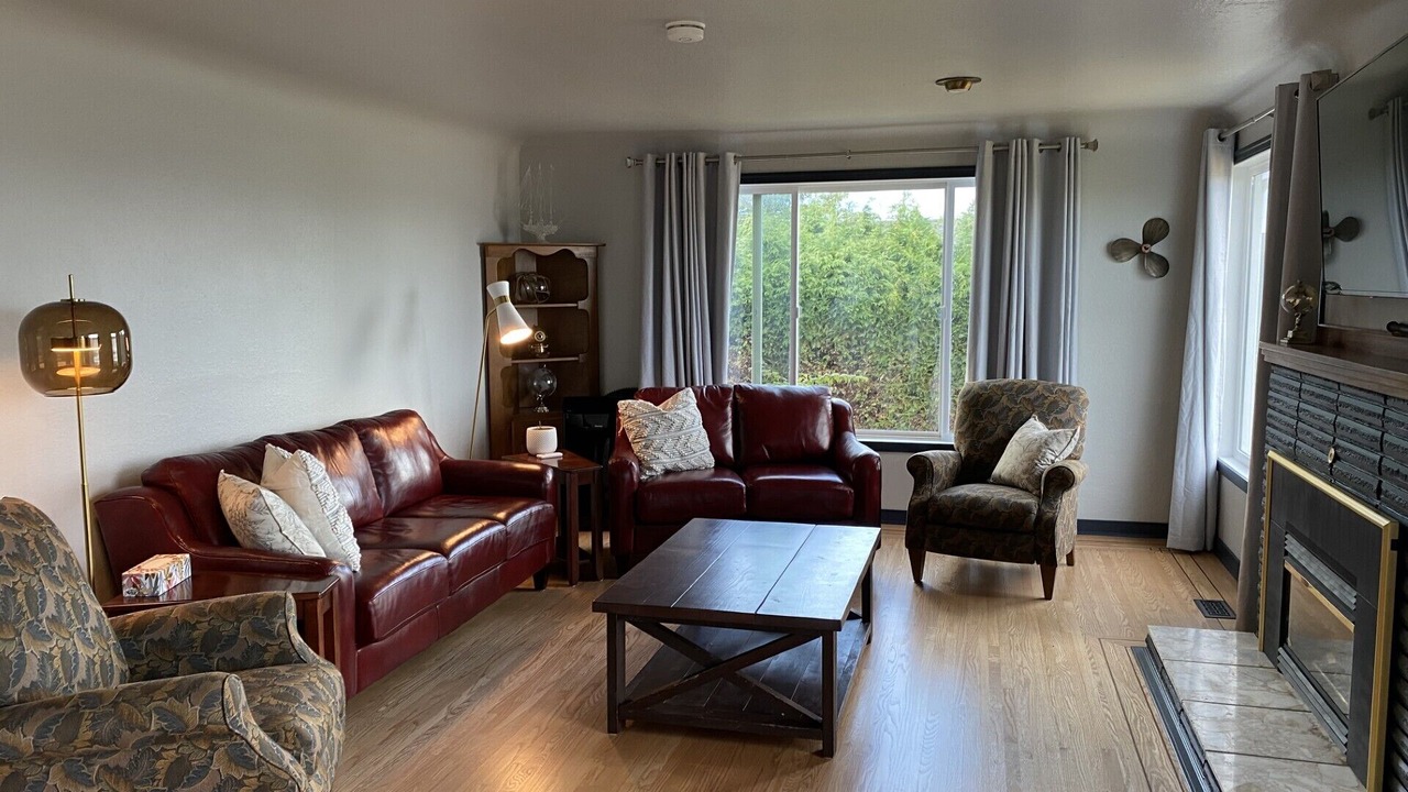 Photo of Livingroom in Campbell River